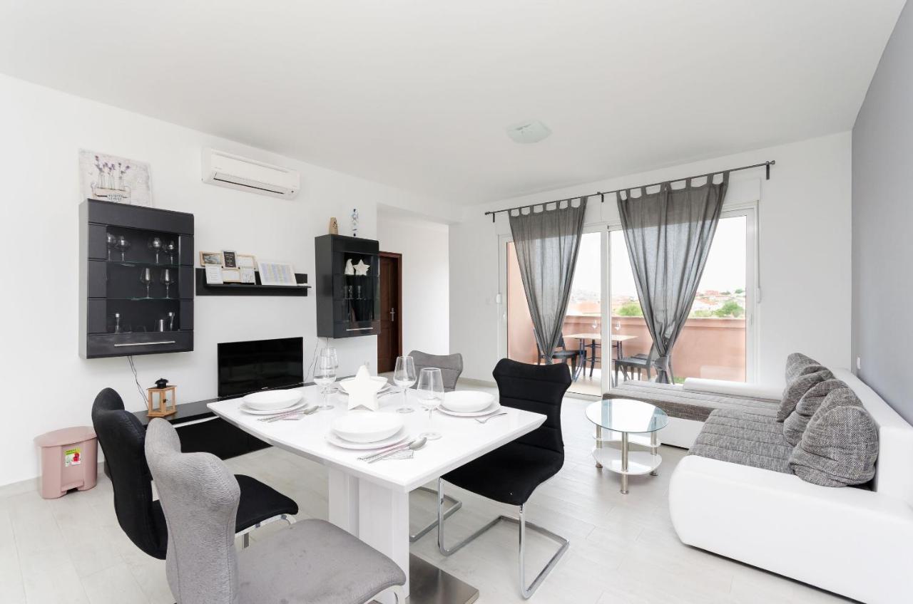 Apartments And Room Ljubica Лопар Экстерьер фото